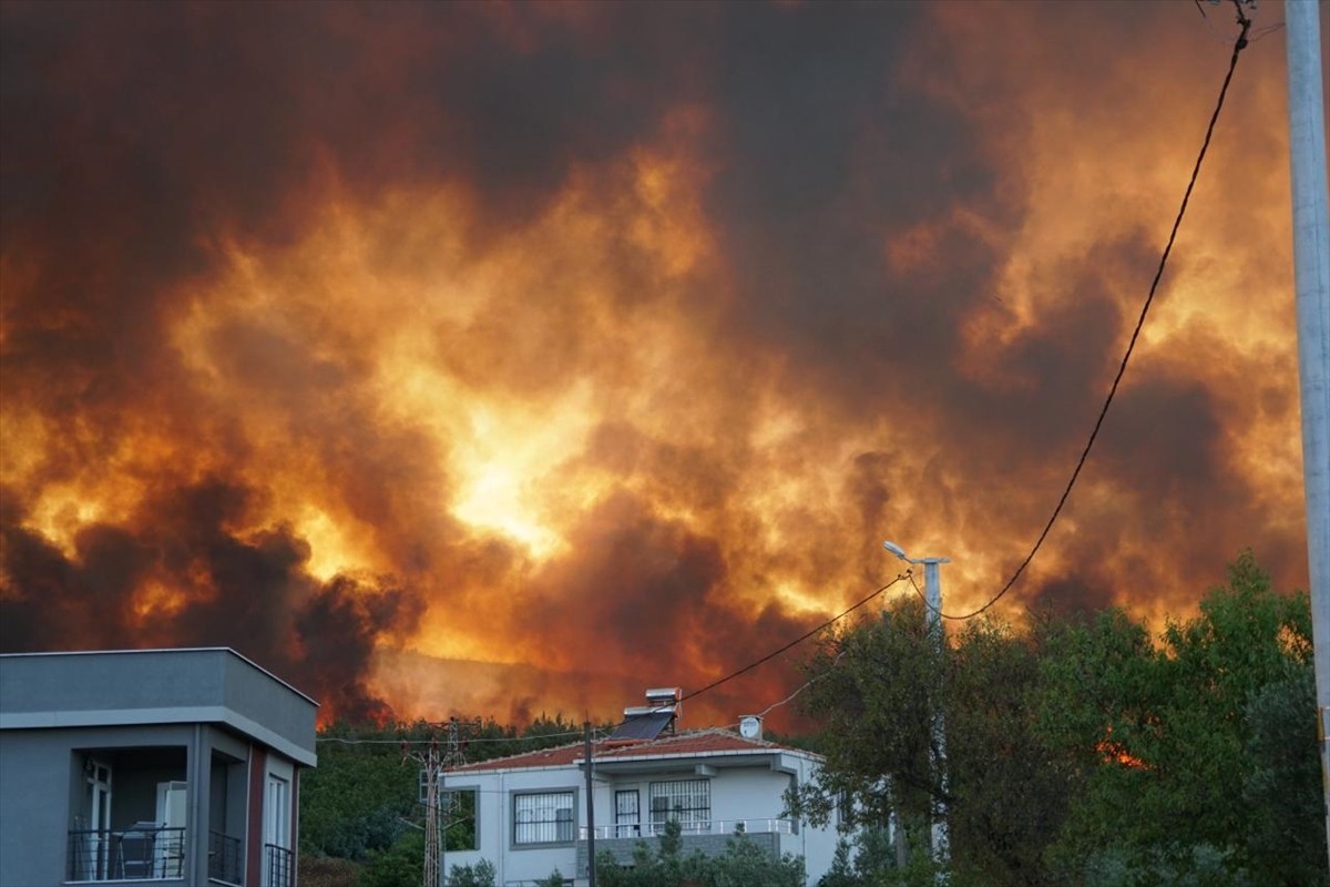 Tekirdağ'ın Şarköy ilçesinde tarım alanında başlayıp ormana sıçrayan yangına müdahale ediliyor....