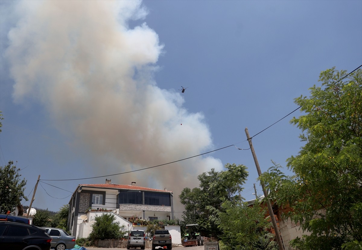 Tekirdağ'ın Şarköy ilçesindeki orman yangınına hem hava hem de kara unsurlarının sayısı...