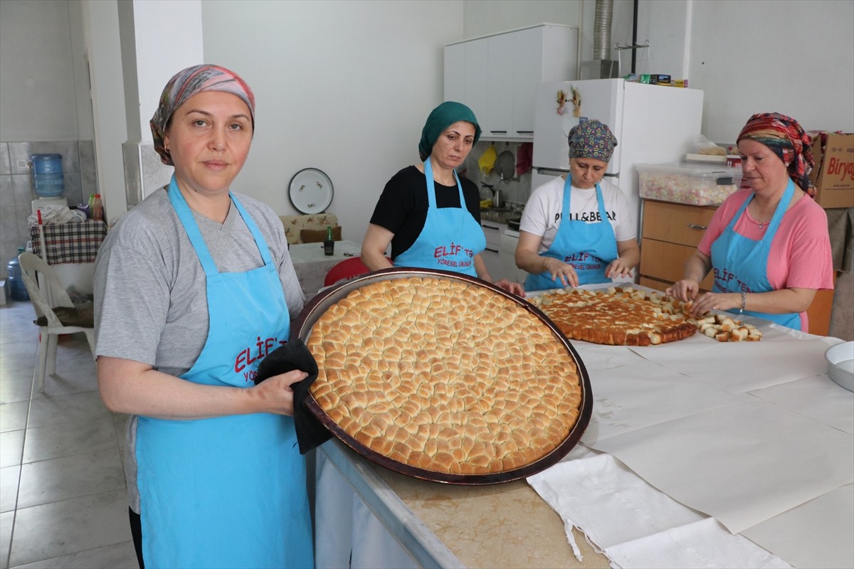Tekirdağ’da yaşayan 41 yaşındaki Elif Görgülü (solda), babaannesinden öğrendiği geleneksel...