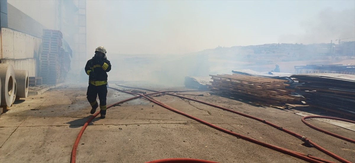 Tekirdağ’ın Çorlu ilçesinde bir alüminyum fabrikasının bahçesinde çıkan yangın...