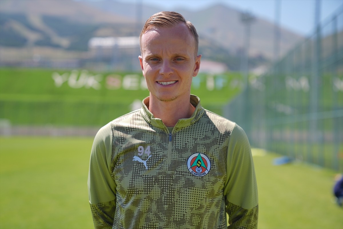 Tendyol Süper Lig ekiplerinden Corendon Alanyaspor’un Kosovalı futbolcusu Florent Hadergjonaj...