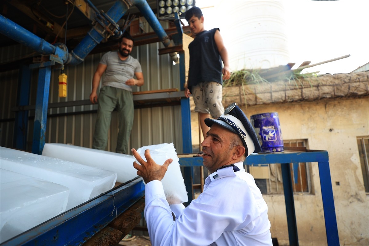 Termometrelerin 50 dereceyi aştığı Irak'ta özellikle başkent Bağdat'ın yanı sıra Basra ve diğer...