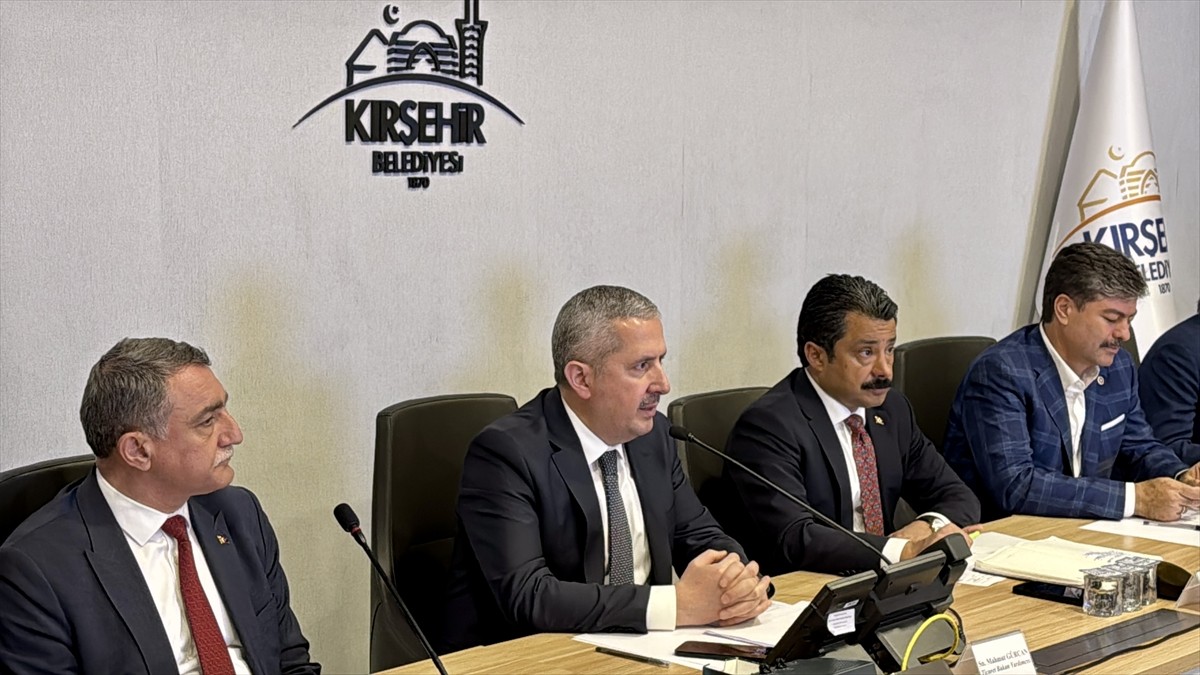 Ticaret Bakan Yardımcısı Mahmut Gürcan (sol 3), Kırşehir'de 38. Ahilik Haftası Kutlama Komitesi...