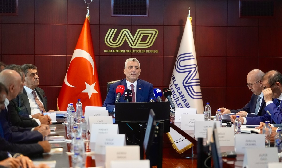 Ticaret Bakanı Ömer Bolat, "Uluslararası Nakliyeciler Derneği'ni (UND) ziyaret etti. Bakan Bolat...