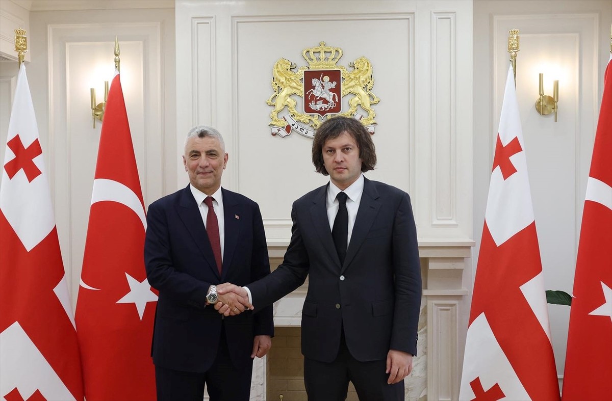 Ticaret Bakanı Ömer Bolat, resmi temaslarda bulunmak üzere geldiği Tiflis'te Gürcistan Başbakanı...