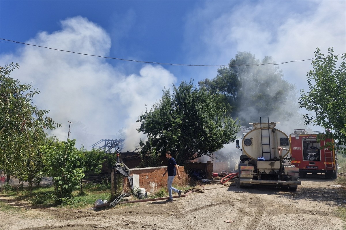 Tokat'ın Erbaa ilçesinde çıkan yangında ahırda bulunan 7 büyükbaş hayvan öldü. Olay yerine sağlık...