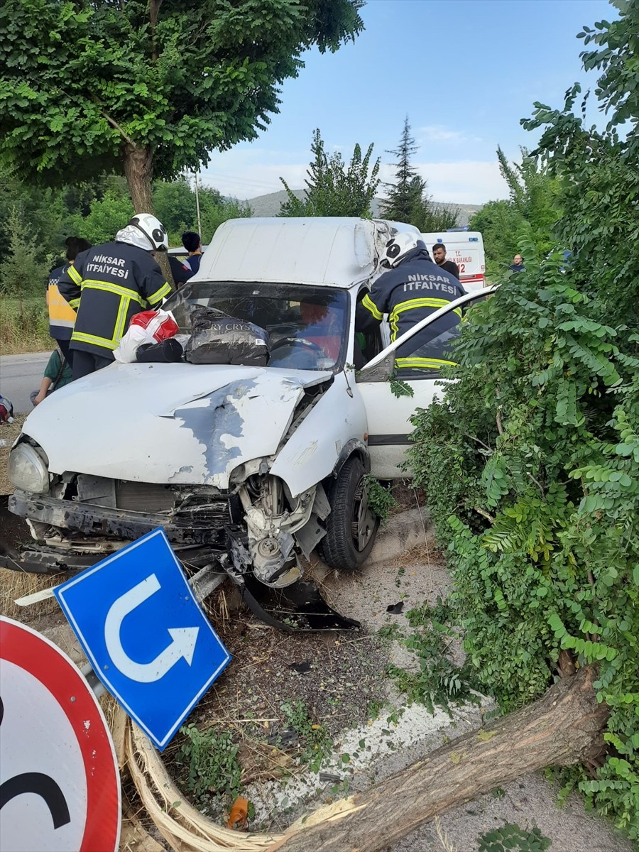 Tokat'ın Niksar ilçesinde ağaca çarpan hafif ticari araçtaki 4 kişi yaralandı. Araçta sıkışan...