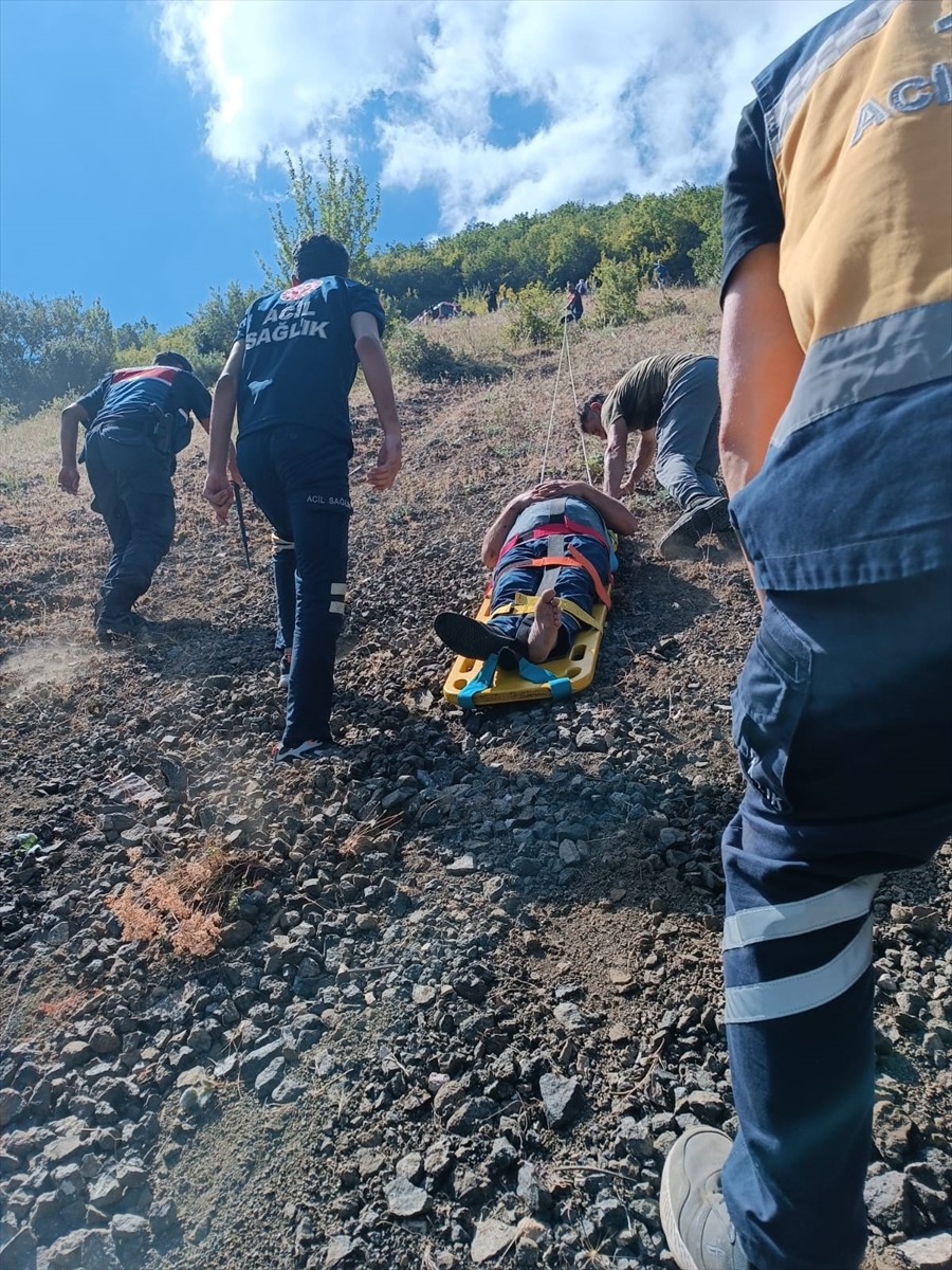 Tokat'ta uçuruma devrilen ATV aracındaki 2 kişi yaralandı. Yaralılar, ekipler tarafından uçurumdan...