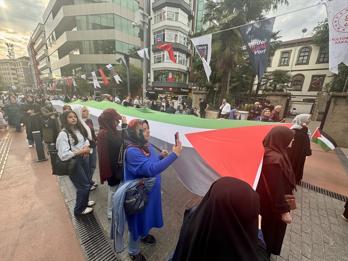 Trabzon'da, Gazze'ye destek için yürüyüş düzenlendi. Ortahisar ilçesindeki 15 Temmuz Şehitleri ve...