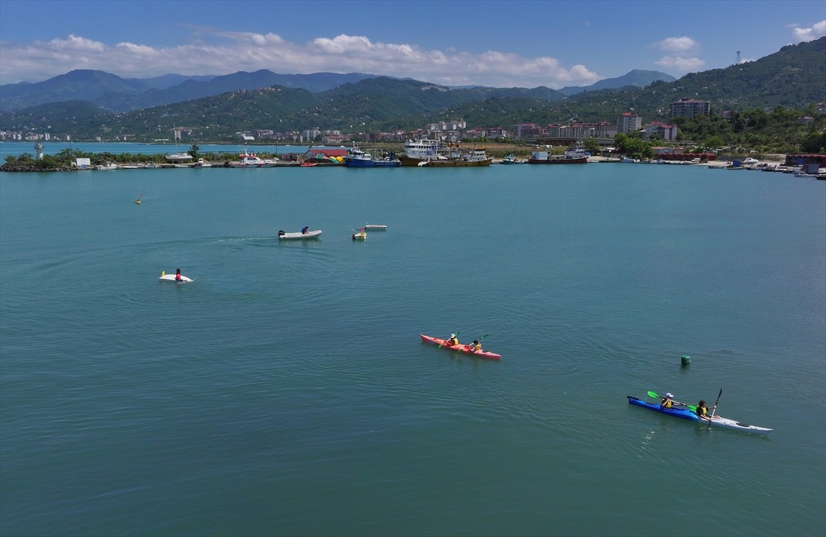 Trabzon'un Beşikdüzü ilçesinde, Karadeniz'in dalgalarına karşı kürek çekip yelken açan genç...