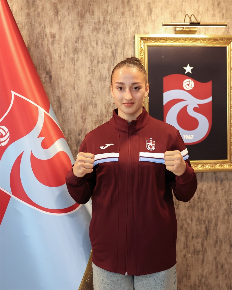 Trabzonspor Boks Takımı, Türkiye Şampiyonu ve Gençler Dünya Üçüncüsü milli sporcu Dilara Sak ile...