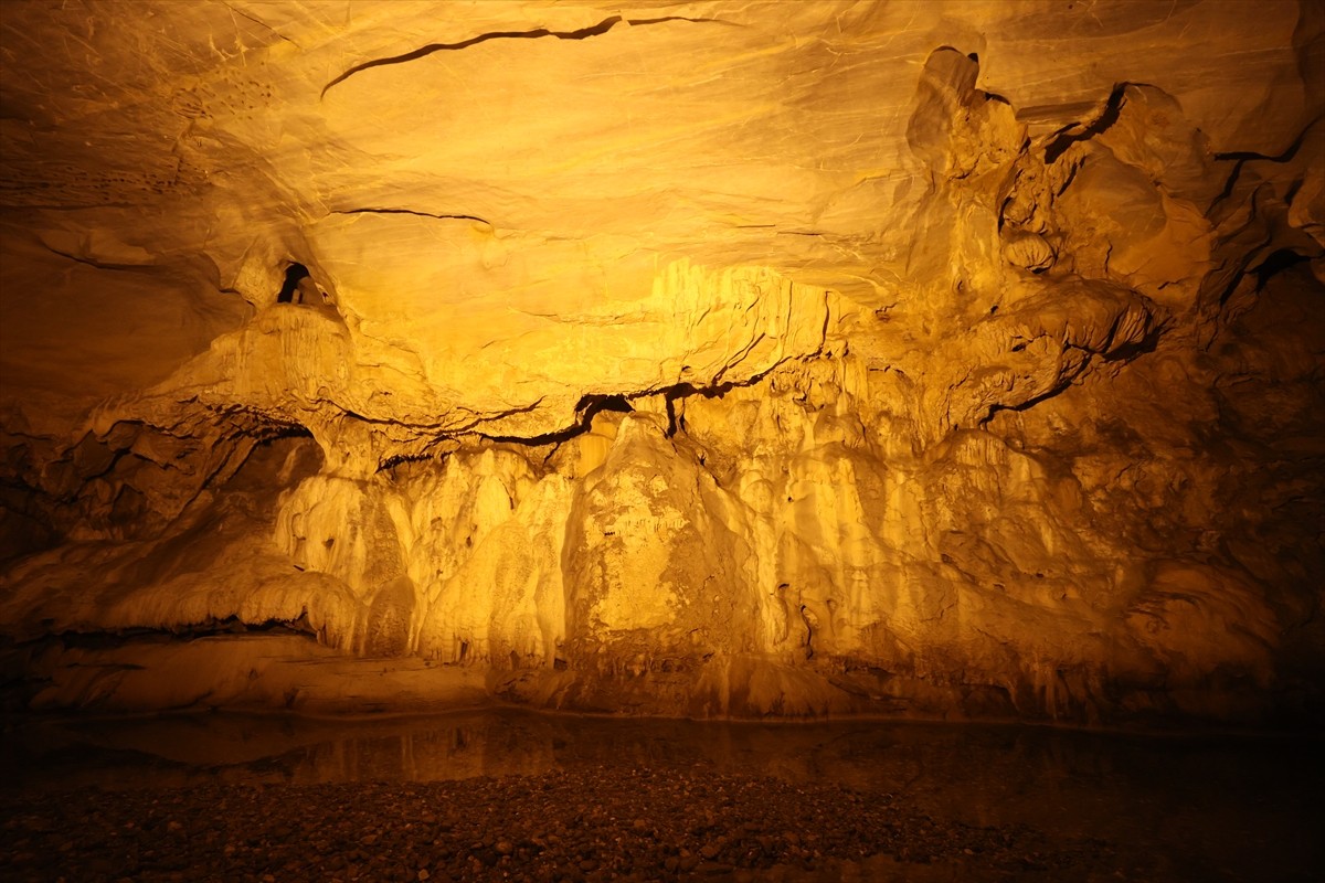 Trakya'nın turizme açık tek mağarası olan ve sıcaklığı 17 dereceyi geçmeyen Dupnisa Mağarası, hava...