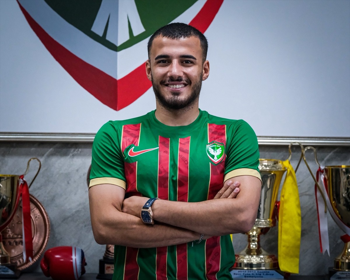 Trendyol 1. Lig ekiplerinden Amed Sportif Faaliyetler, sol bek Abdullah Tazgel'i renklerine...