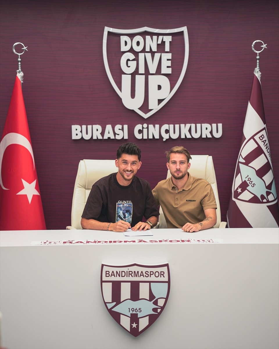 Trendyol 1. Lig ekiplerinden Bandırmaspor, Kosovalı futbolcu Jetmir Topalli'yi (solda) kadrosuna...