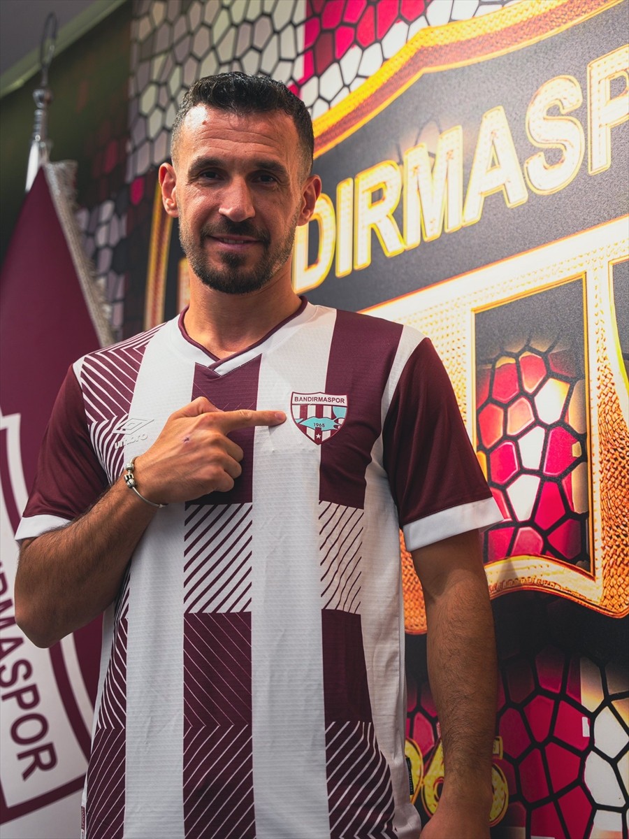 Trendyol 1. Lig ekiplerinden Bandırmaspor, Mücahid Albayrak (solda) ve Enes Cinemre'yi transfer...