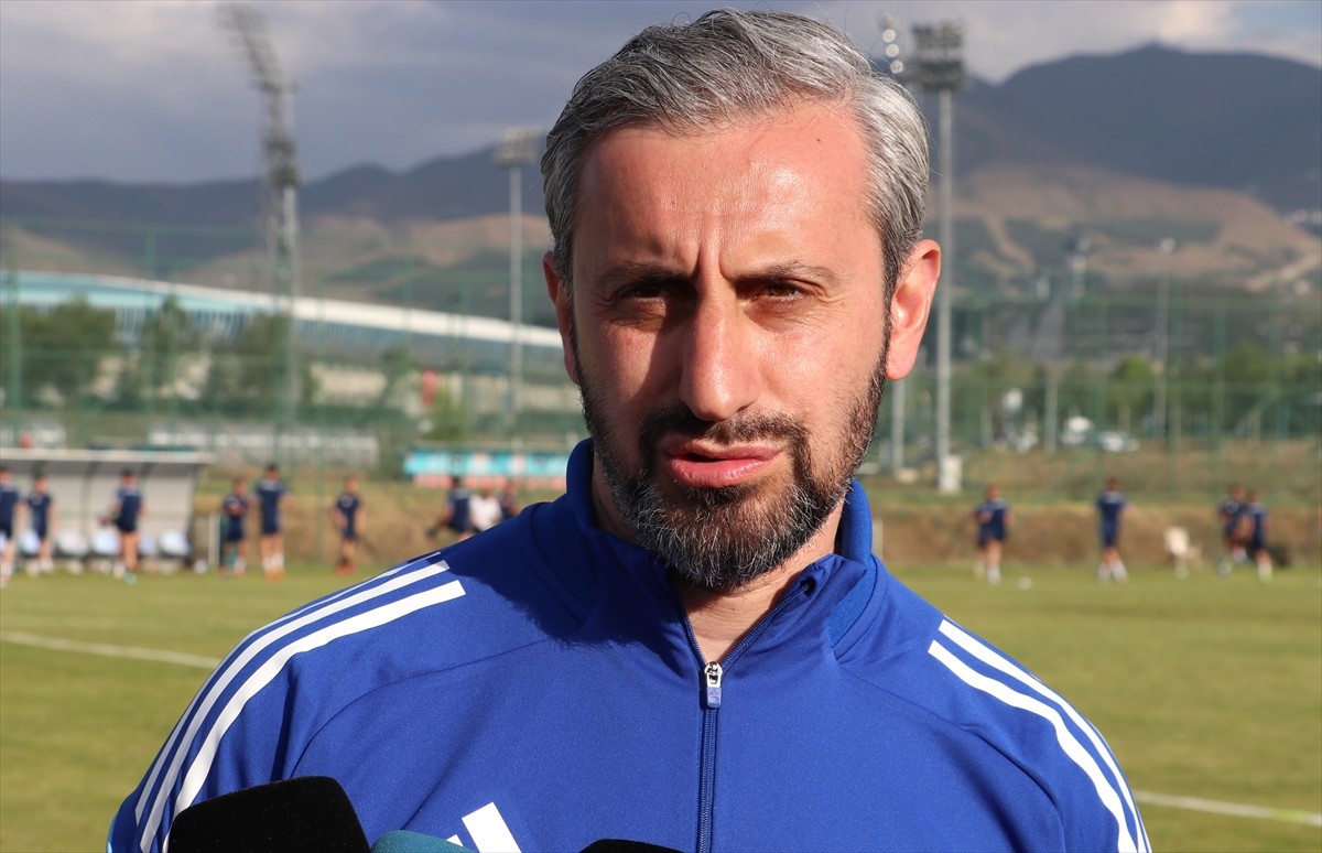 Trendyol 1. Lig ekiplerinden Erzurumspor FK'de teknik direktör Serkan Özbalta, takımın Gençlik ve...