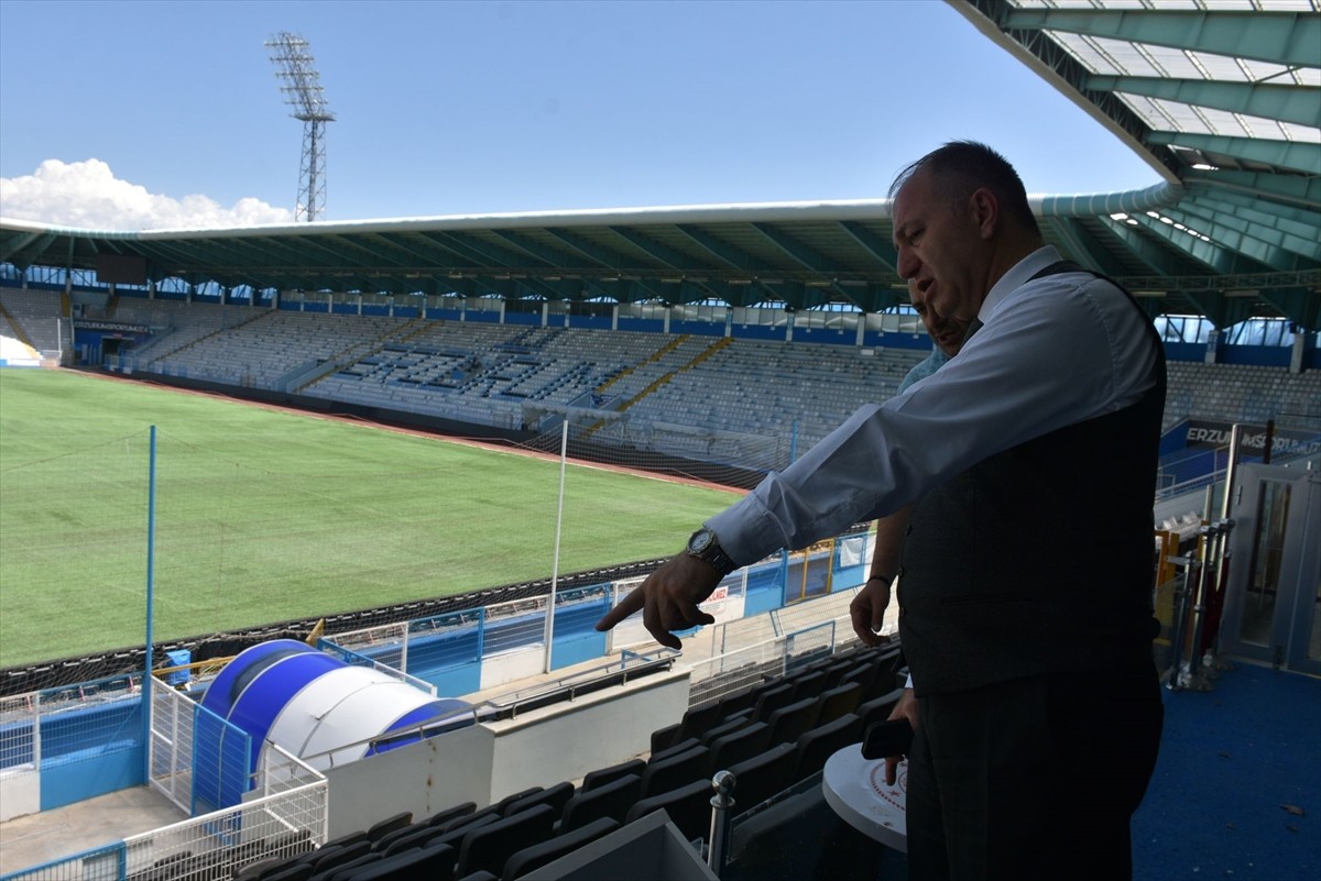 Trendyol 1. Lig ekiplerinden Erzurumspor FK'nin iç saha maçlarını oynadığı 21 bin seyirci...