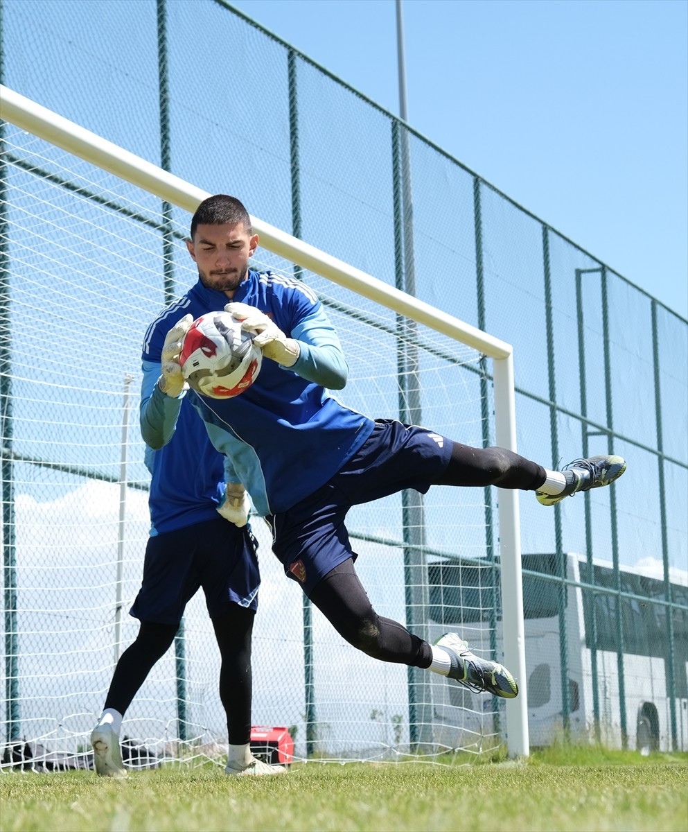Trendyol 1. Lig ekiplerinden Hatayspor, yeni sezon hazırlıklarını Erzurum'da sürdürdü.