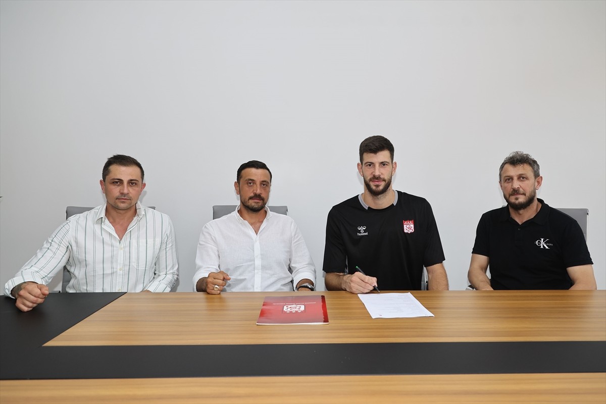 Trendyol 1. Lig ekiplerinden Sivasspor, kaleci Göktuğ Bakırbaş'ı  (sağ 2) renklerine...