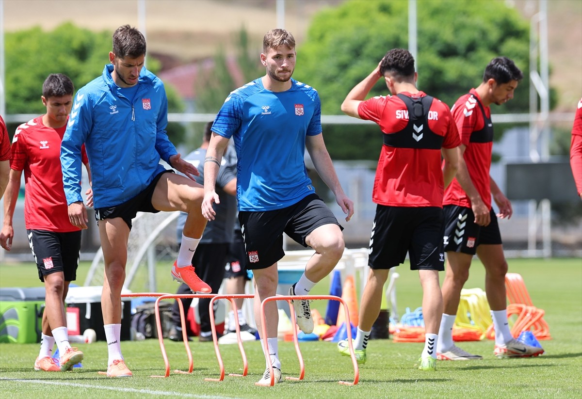 Trendyol 1. Lig ekiplerinden Sivasspor, yeni sezon hazırlıklarına devam etti. 