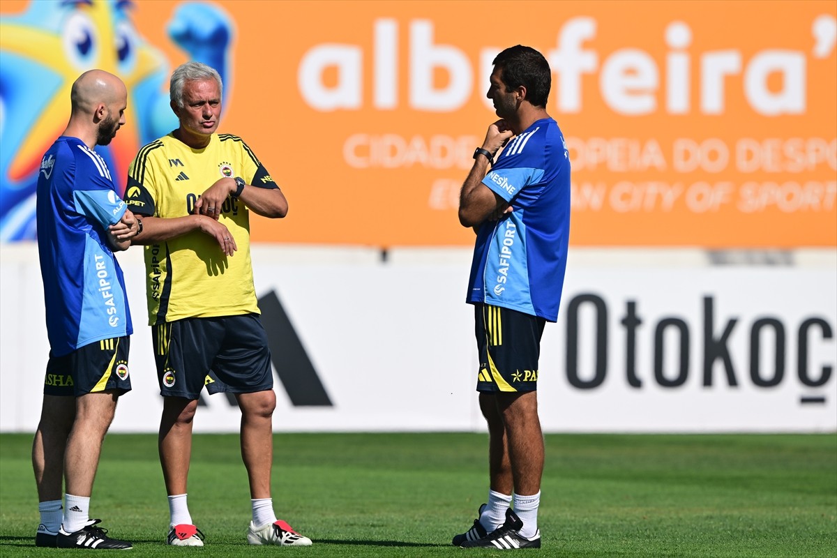 Trendyol Süper Lig'in 2025-2026 sezonu öncesi Portekiz'de kamp yapan Fenerbahçe, hazırlıklarını...