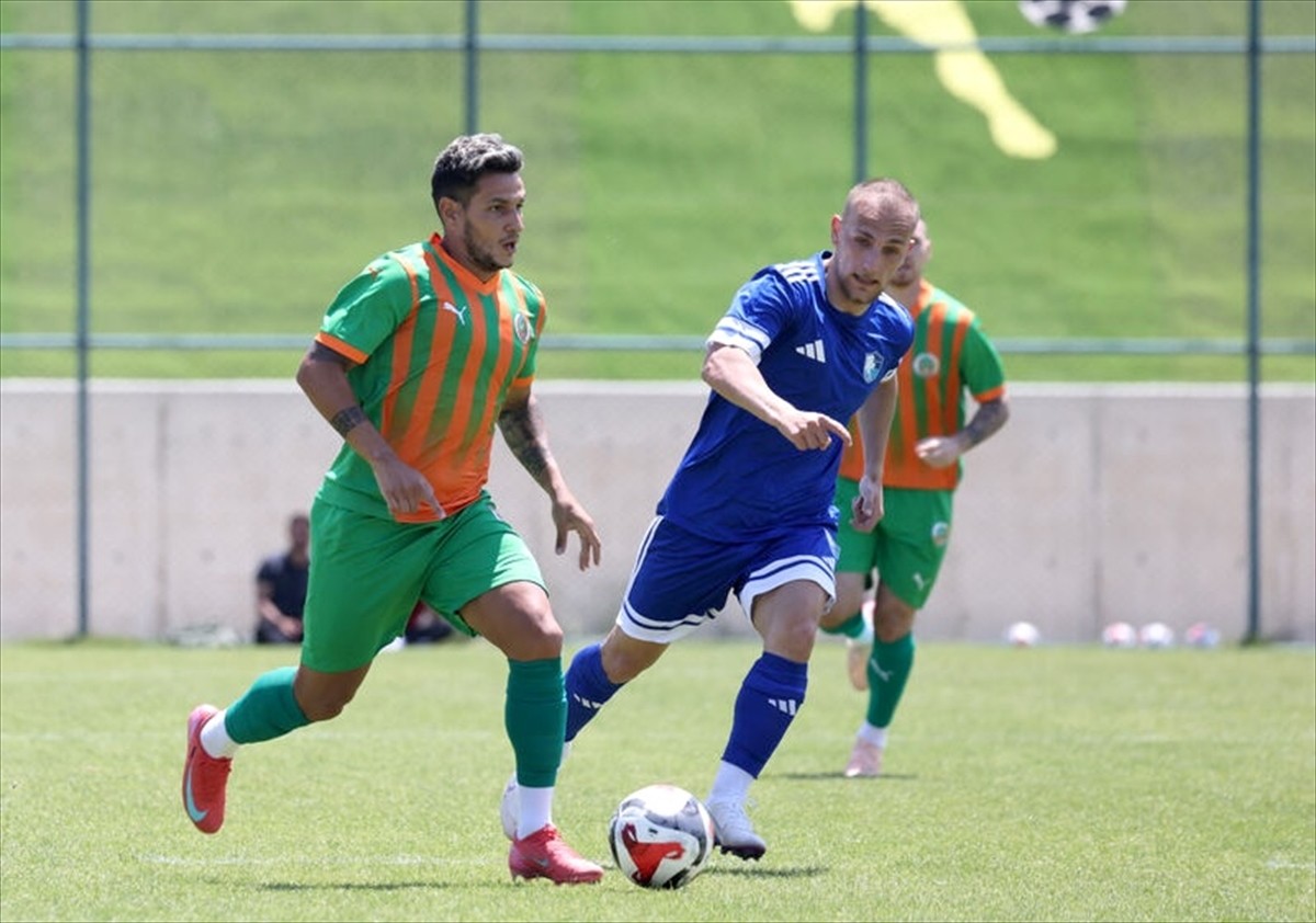 Trendyol Süper Lig ekiplerinden Corendon Alanyaspor, hazırlık maçında Erzurumspor FK'yi 2-0 mağlup...