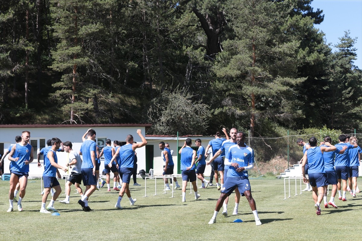 Trendyol Süper Lig ekiplerinden Eyüpspor, üçüncü etap kamp çalışmalarına Bolu'da...