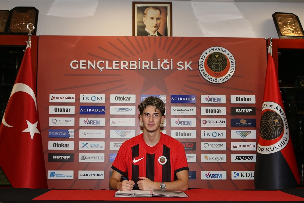 Trendyol Süper Lig ekiplerinden Gençlerbirliği, Trabzonspor'dan orta saha oyuncusu Göktan...