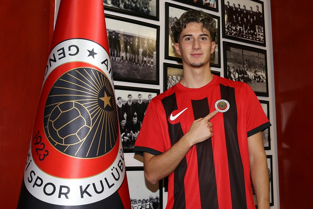 Trendyol Süper Lig ekiplerinden Gençlerbirliği, Trabzonspor'dan orta saha oyuncusu Göktan...