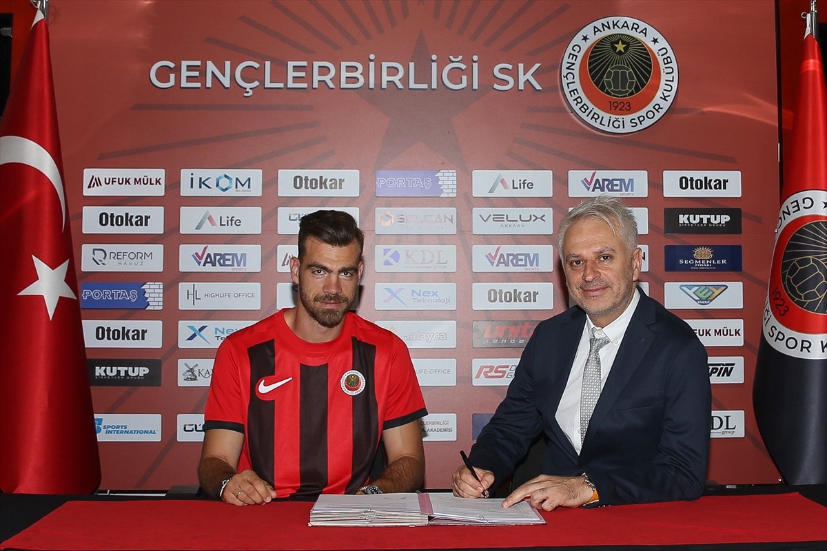 Trendyol Süper Lig ekiplerinden Gençlerbirliği, Yunan savunma oyuncusu Dimitrios Goutas'ı (sağda)...