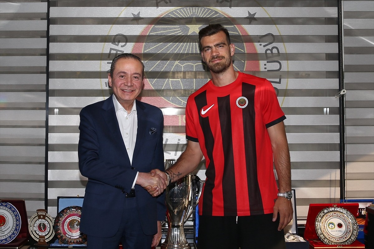 Trendyol Süper Lig ekiplerinden Gençlerbirliği, Yunan savunma oyuncusu Dimitrios Goutas'ı (sağda)...