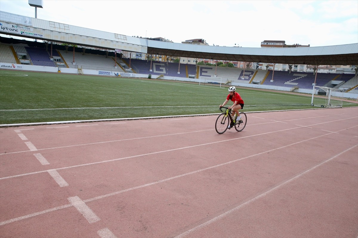 Triatlon sporunda Balkan şampiyonluğuna ulaşan Mürya Karayel, yeni uluslararası başarılar için...