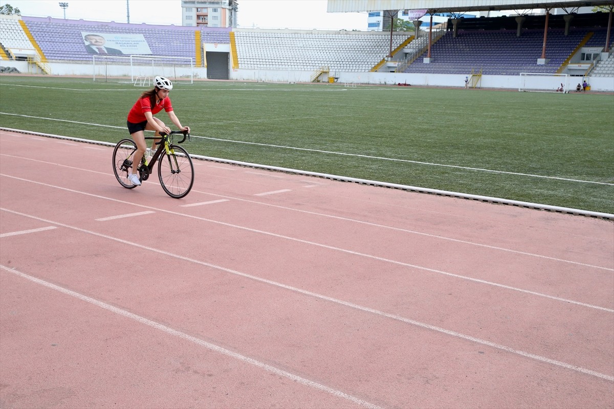 Triatlon sporunda Balkan şampiyonluğuna ulaşan Mürya Karayel, yeni uluslararası başarılar için...