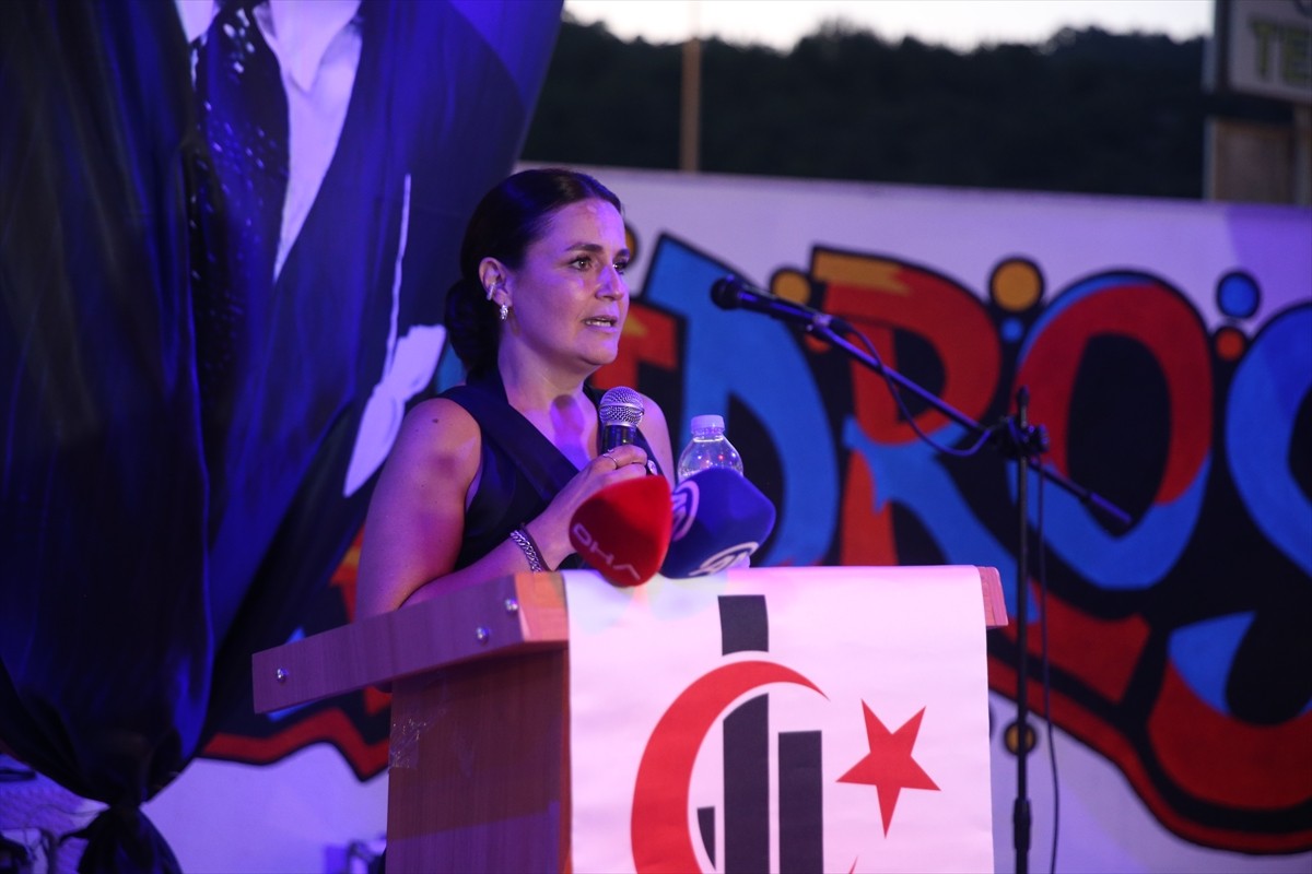 Tüm Emlak Danışmanları Birliği (TEDB) Başkanı Hakan Akçam (sağ 4), Balıkesir'in Edremit...