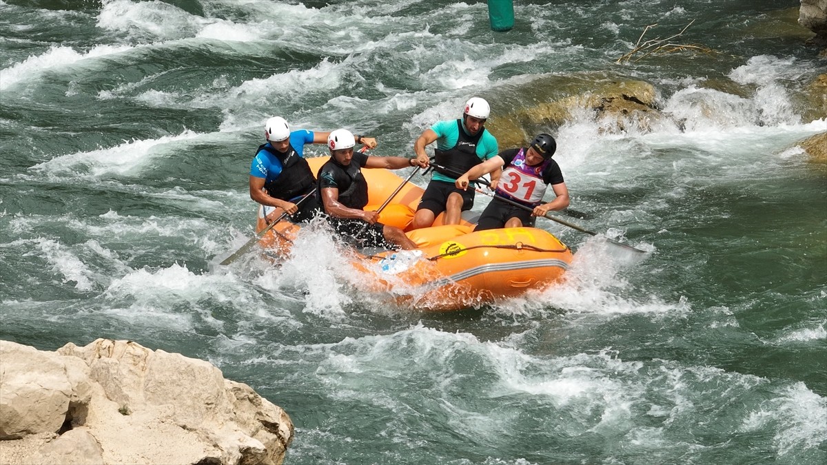 Tunceli'de düzenlenen Türkiye Rafting Şampiyonası ve Süper Kupa Yarışları kapsamında sıralama ve...