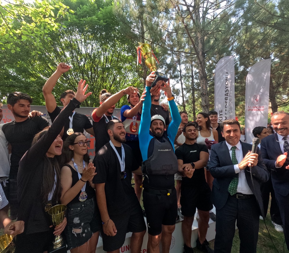 Tunceli'de düzenlenen Türkiye Rafting Şampiyonası ve Süper Kupa Yarışları tamamlandı. Yarışmaların...