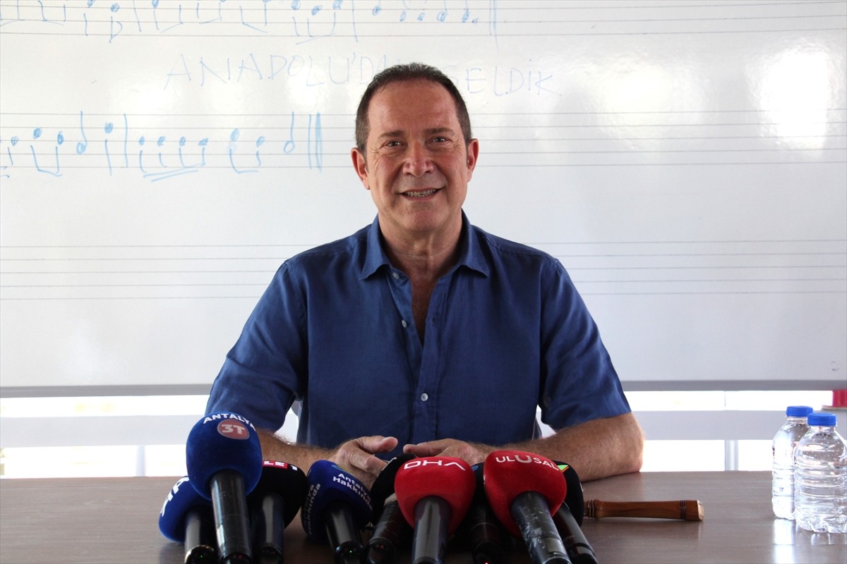 Türk Halk Müziği sanatçısı Sümer Ezgü, Konyaaltı ilçesindeki Sümer Ezgü Sanat Akademisi'nde...