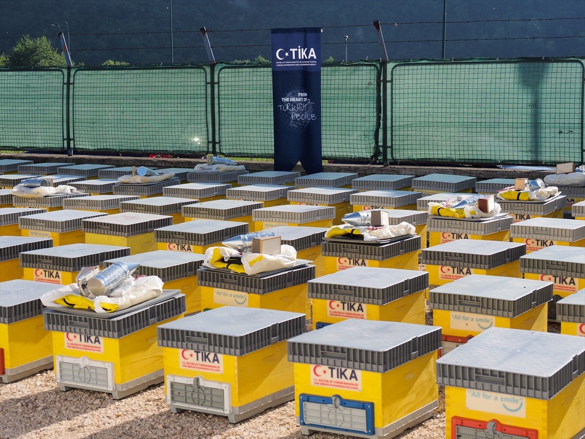 Türk İşbirliği ve Koordinasyon Ajansı Başkanlığı (TİKA), Bosna Hersek'teki arıcılara kovan ve...