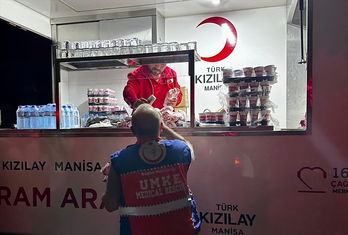Türk Kızılay, ülkenin farklı noktalarında meydana gelen orman yangınlarına müdahale eden ekiplerle...