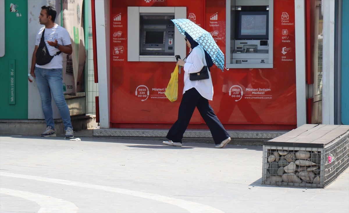 Türkiye'de sıcaklığın en yüksek ölçüldüğü kentlerden biri olan Şanlıurfa'da termometreler 55...