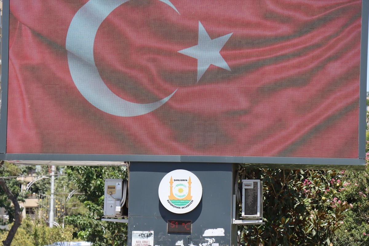Türkiye'de sıcaklığın en yüksek ölçüldüğü kentlerden Şanlıurfa'da termometreler 51 dereceyi...