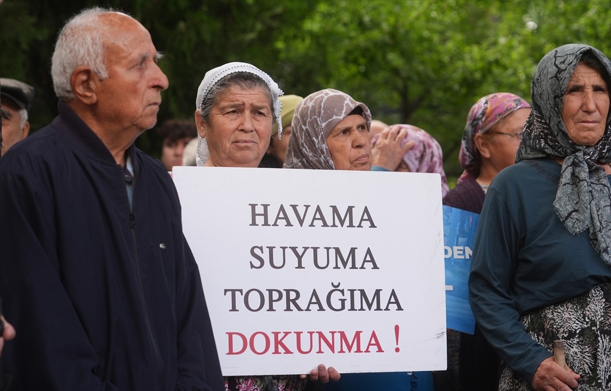 Türkiye'nin farklı illerinden gelen bir grup çiftçi, enerji ve maden alanlarına yönelik...