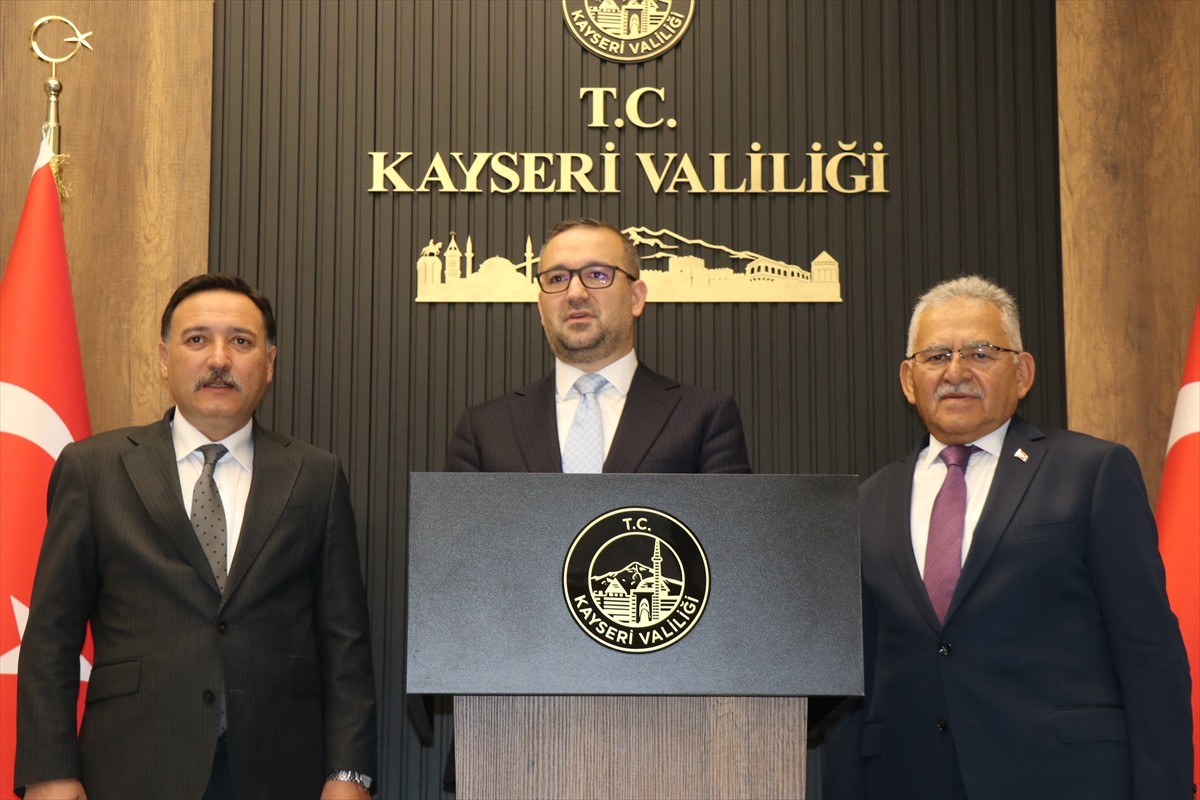 Türkiye Cumhuriyet Merkez Bankası (TCMB) Başkanı Fatih Karahan (ortada) Kayseri Valisi Gökmen...