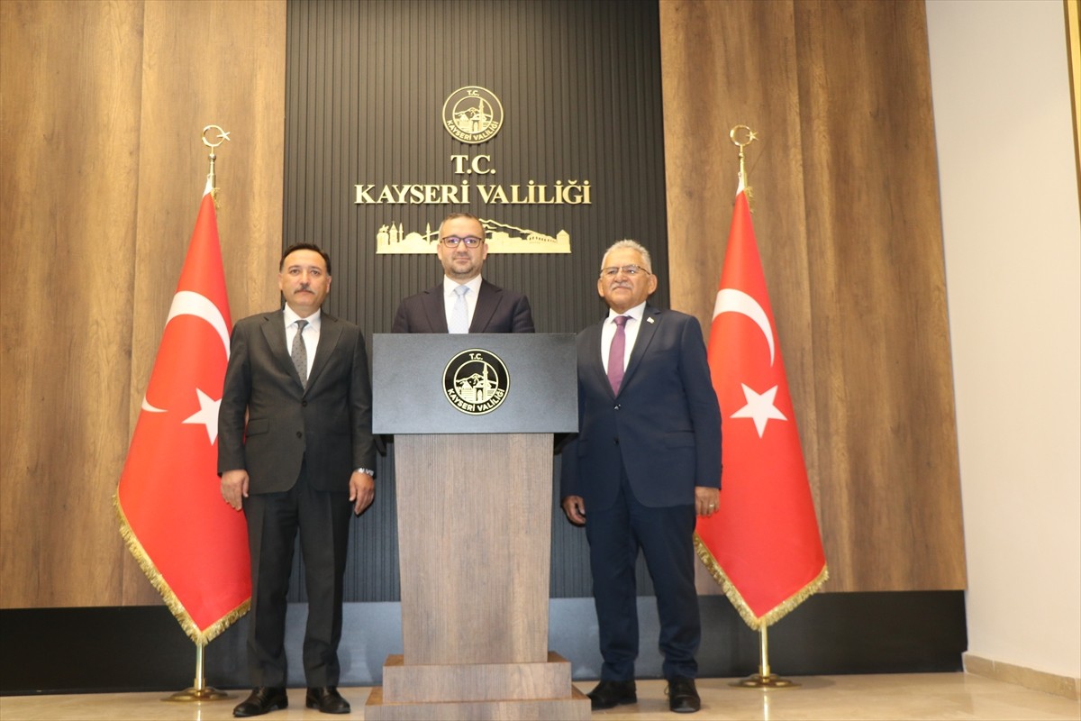 Türkiye Cumhuriyet Merkez Bankası (TCMB) Başkanı Fatih Karahan (ortada) Kayseri Valisi Gökmen...