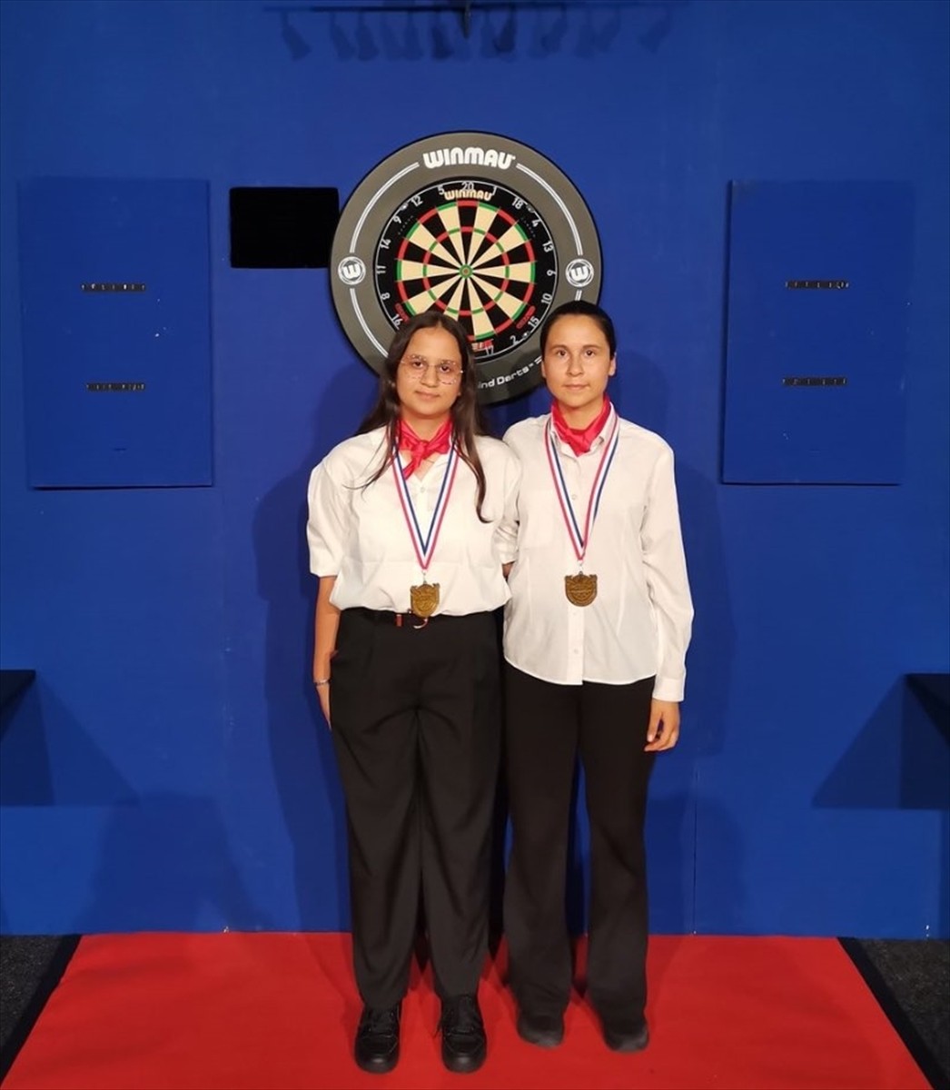Türkiye Genç Milli Kadın Dart Takımı, Hollanda'da düzenlenen Avrupa Kupası'nda şampiyon oldu....