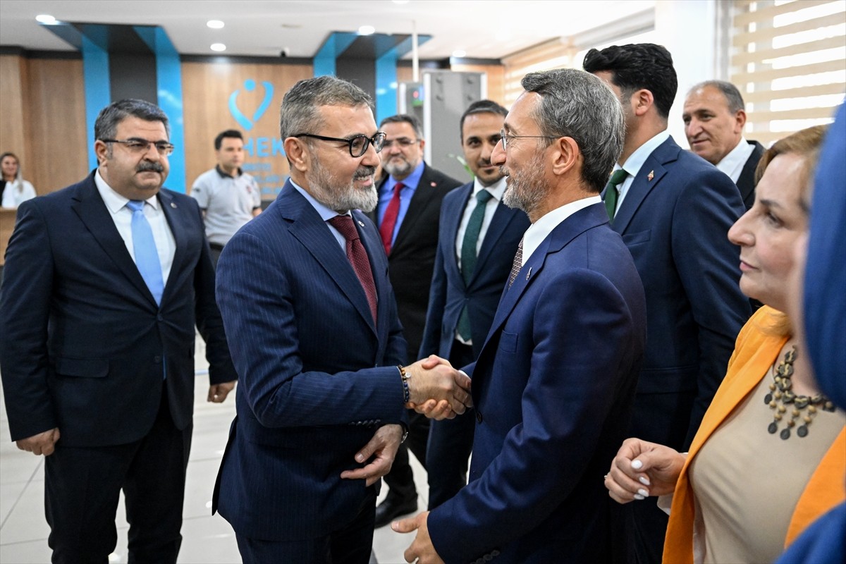 Türkiye İnsan Hakları ve Eşitlik Kurumu (TİHEK) Başkanlığına atanan Fahrettin Altun (solda) görevi...