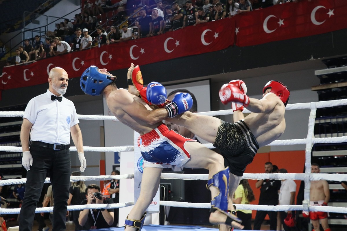 Türkiye Kick Boks Federasyonu tarafından 81 ilden 6 bin sporcunun katılımıyla İzmir'de...
