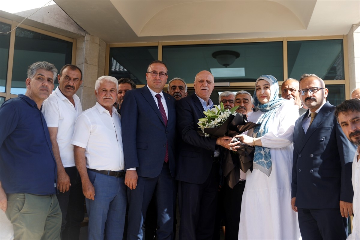 Türkiye Ziraat Odaları Birliği (TZOB) Genel Başkanı Şemsi Bayraktar (ortada)  Mersin'deki programı...