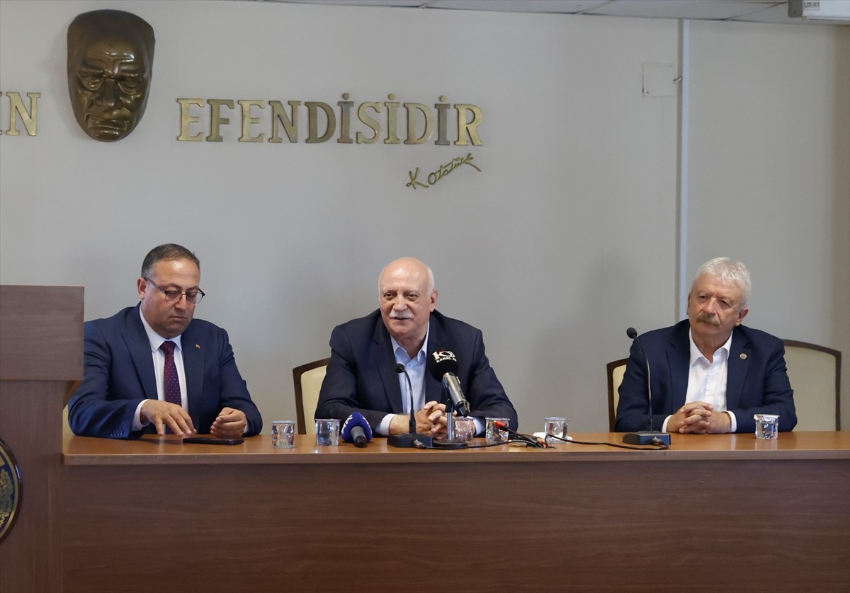 Türkiye Ziraat Odaları Birliği (TZOB) Genel Başkanı Şemsi Bayraktar (ortada)  Mersin'deki programı...