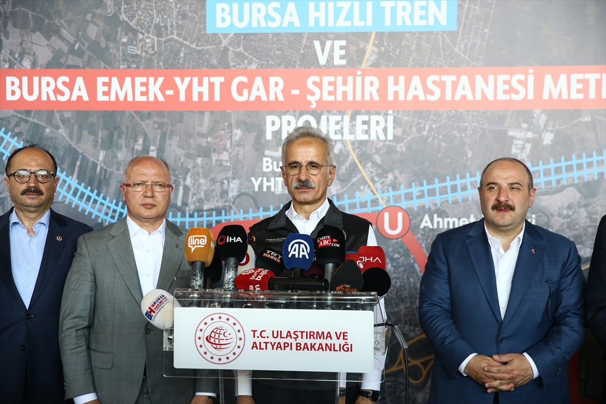 Ulaştırma ve Altyapı Bakanı Abdulkadir Uraloğlu, Bursa Hızlı Tren Gar Binası'nda düzenlenen Raylı...